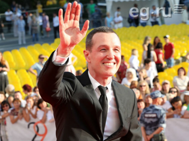 На красной дорожке Игоря Верника поджидали лежащие поклонницы