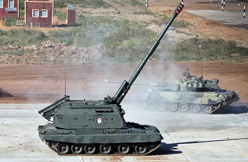 Установка «Мста-С» с орудием на угле возвышения, близком к предельному, на танковом биатлоне в Алабино в 2013 году. Источник: wikipedia.org