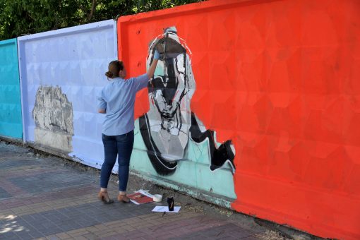 Краски, которые используют девушки, очень стойкие. Изображение не испортится несколько лет.