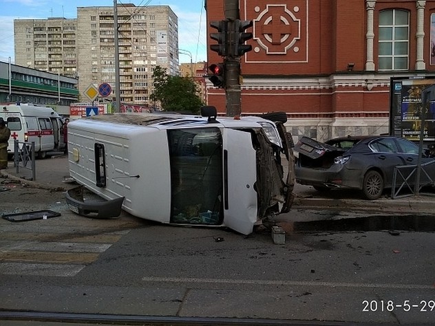 Водитель Lexus получил 14 суток ареста за таран микроавтобуса в Перми
