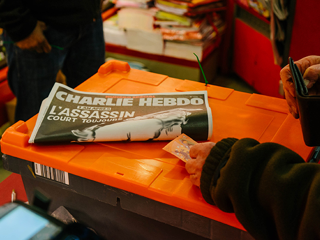 Новый выпуск французского журнала Charlie Hebdo вышел с карикатурой на обложке, посвященной чемпионату мира по футболу в России.