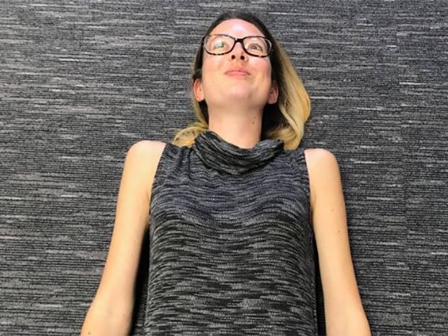 Когда журналистка из Британии Илона Бертон опубликовала на своей странице в Twitter фотографию, на которой она лежит на ковре в своей редакции, она и не подозревала, какие последствия ждут впереди.