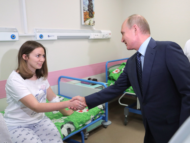 Президент РФ Владимир Путин во время посещения Морозовской детской городской клинической больницы