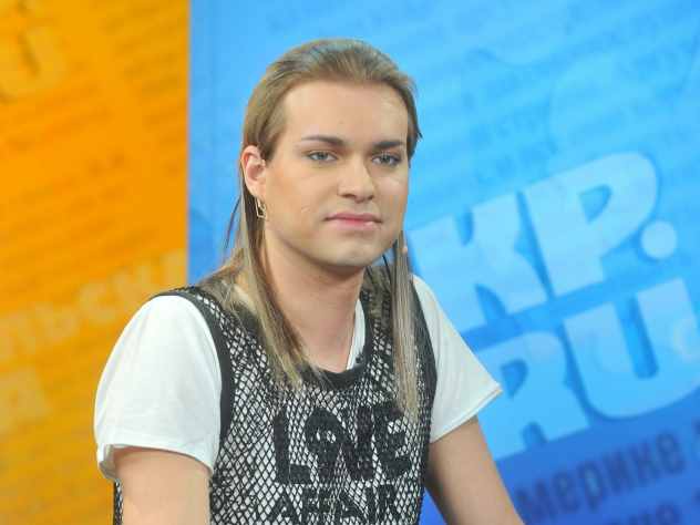 Популярный российский фрик Гоген Солнцев не остался в стороне вокруг всеобщей эйфории от первого в истории выхода сборной России в плей-офф на чемпионате мира. Он признался, что впервые вместе с супругой выбрался на футбол. Он поздравил сборную России с историческим достижением и признался, что ребята настоящие красавцы.