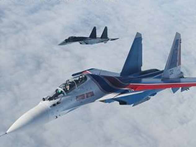 Пилоты двух истребителей F-15 ВВС Японии только каким-то чудом не протаранили пассажирский самолет в аэропорту города Наха на острове Окинава.