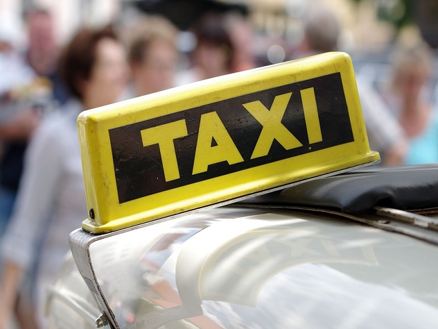 В Ростове жители помогают иностранцам вызывать такси