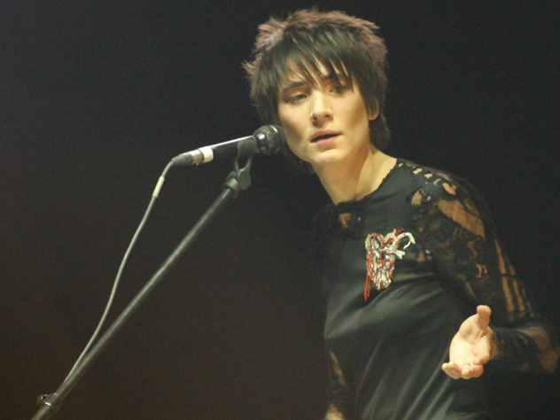 Звезда отечественной рок-сцены, крайне немногословная в социальных сетях певица из Уфы Земфира** порадовала поклонников новой видеозаписью на своей страничке в социальной сети Instagram**. На кадрах с одного из своих Земфира** поет свой знаменитый хит «Посмотри». Видно, что публика в зале буквально беснуется. Все в восторге от Земфиры**, которая, надо признаться, отлично выглядит.