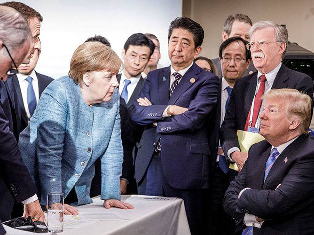 Фотография, сделанная официальным фотографом правительства Германии, мгновенно разошлась на мемы