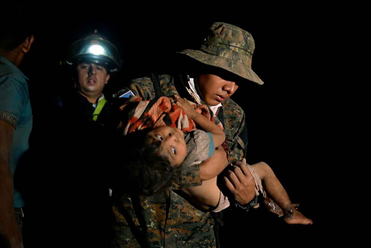 Спасательные работы не прекращаются в темное время суток (Фото: © Reuters)