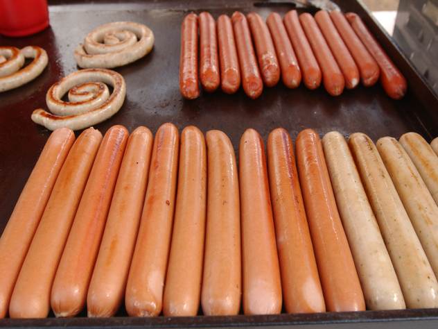 Канадский пранкер доказал, что люди способны поверить даже в чудодейственную воду от вареных сосисок.