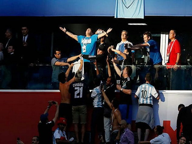 Марадона смотрел футбол в Питере со страстью