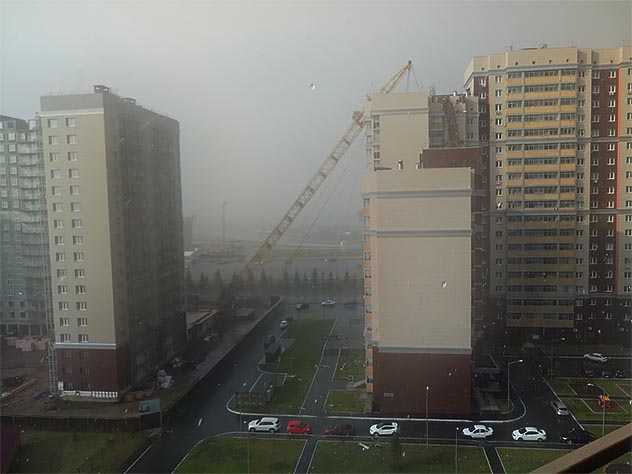 В Казани из-за шквалистого ветра упал башенный кран