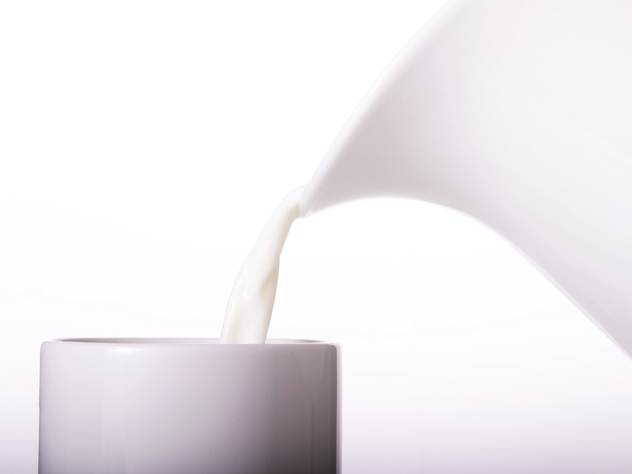 Стакан теплого молока на ночь помогает от бессонницы.