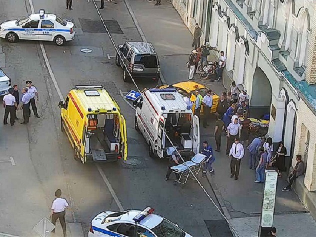 Болельщики из Мексики попали под колеса таксита в центре Москвы