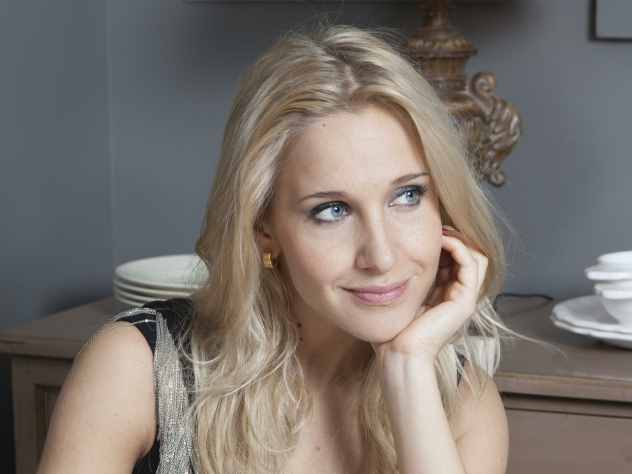 Известная российская исполнительница Юлия Ковальчук посетила вместе со своим супругом популярную музыкальную премию «Муз-ТВ». На красной дорожке звезда предстала в очень необычном образе, который разочаровал некоторых ее поклонников.