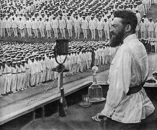 Ян Гамарник принимает парад военных моряков. 1933 год. Источник: wikipedia.org