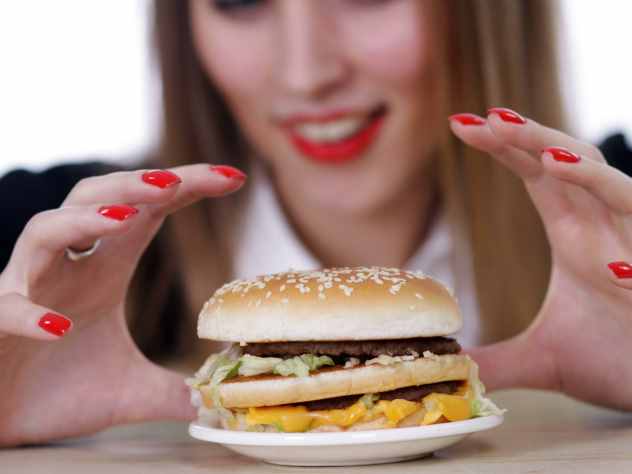Ученые из Йельского университета выяснили причину того, почему люди не могут отказаться от употребления жирной и калорийной пищи.