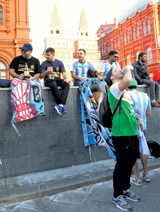 Группа поддержки сенегальской сборной убрала за собой мусор с трибун стадиона в Москве. Это произошло после того, как африканцы одержали победу над поляками