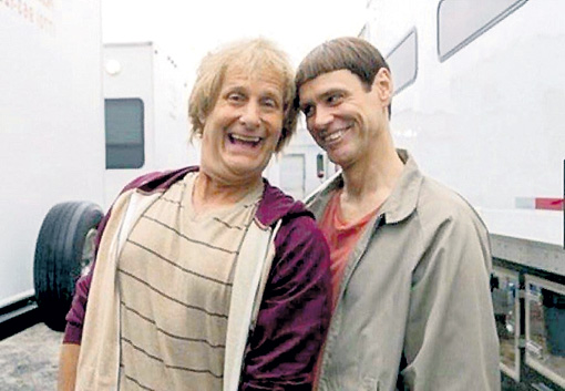 Министр иностранных дел Великобритании Борис Джонсон и президент Украины Петр Порошенко (вверху) выглядят, как постаревшие герои фильма «Тупой и еще тупее», блестяще сыгранные Джимом Кэрри и Джеффом Дэниэлсом