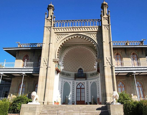 Воронцовский дворец расположен у подножия горы Ай-Петри