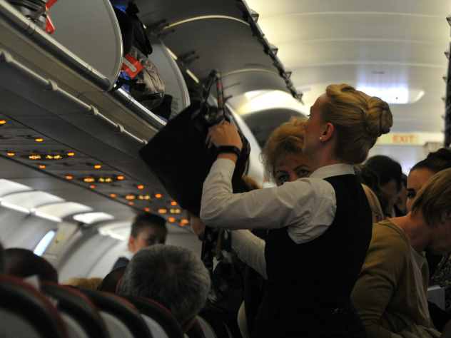 Стюардессы, проводящие в воздухе значительную часть жизни, рискуют заболеть раком на 15 % чаще, чем их сверстницы из других профессий. К такому выводу пришли ученые из медицинской школы Гарвардского университета в Бостоне.