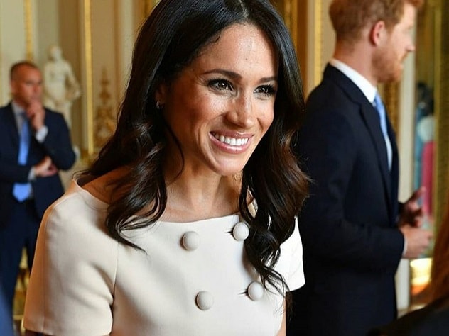 Меган в платье от Prada