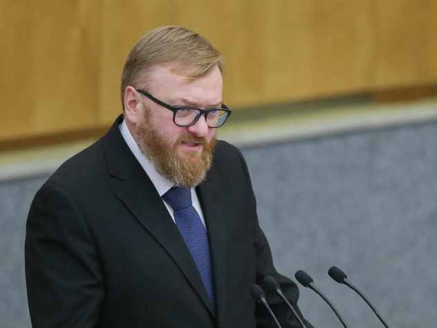 Известный и скандальный депутат Виталий Милонов стал гостем программы рэпера Басты GAZLive. Во время эфира он позволил себе несколько любопытных и очень громких высказываний. Так, в частности, Милонов заявил, что известный оппозиционер Алексей Навальный ни что иное, как попса.