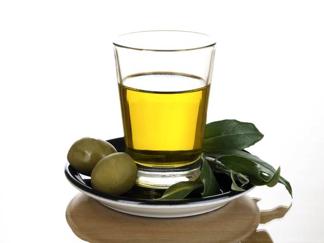 Оливковое масло - высококалорийный продукт, поэтому не стоит есть больше столовой ложки в день.