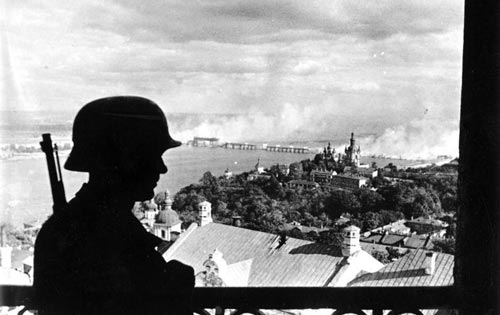 Киев находился в оккупации 778 дней, и к моменту освобождения в нем почти не осталось трудоспособного населения. Источник: wikimedia.org