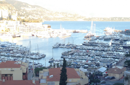 Даже самые дорогие места можно посетить по бюджетным ценам, главное найти информацию. Например, проехать весь лазурный берег можно всего за пару евро, именно столько стоит билет на местную электричку. При посадке и выходе у вас его не проверят, но лучше не рисковать. Штрафы для "зайцев" велики.