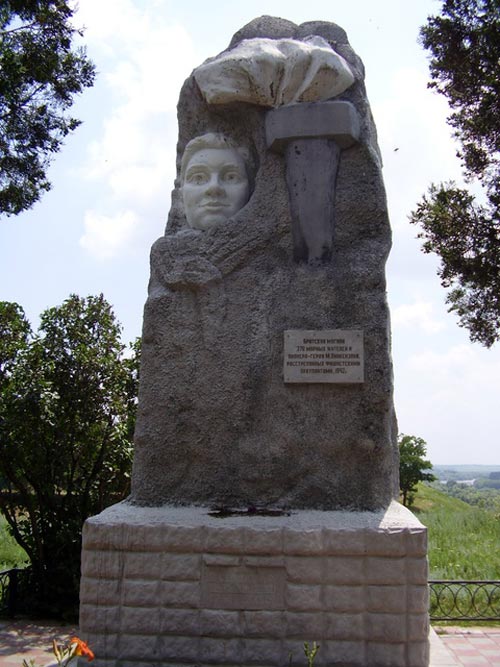 Памятник Мусе Пинкензону и расстрелянным на этом месте усть-лабинцам. Источник: wikimedia.org