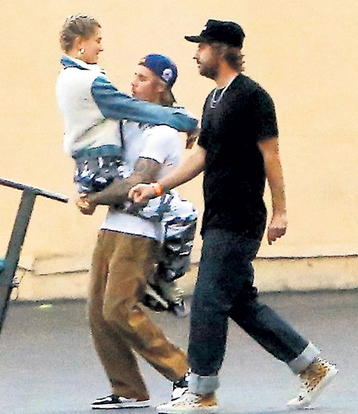 Чтобы позлить Селену Гомес, Бибер готов носить Хейли Болдуин на руках