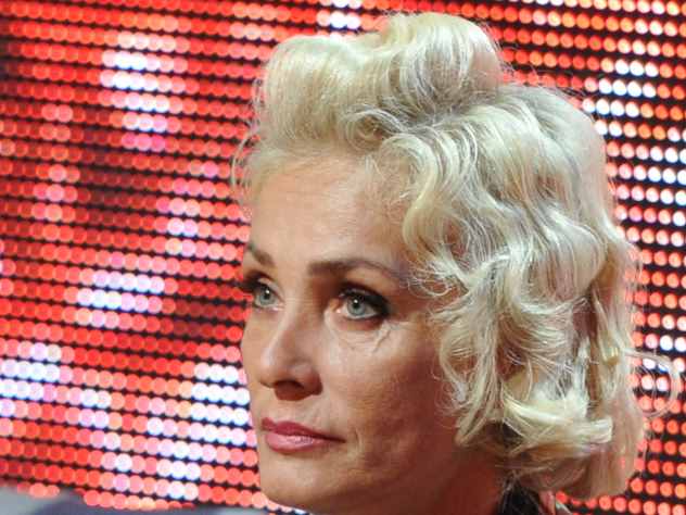 Известная исполнительница Лайма Вайкуле заявила, что терпеть не может людскую глупость. Особенно, как она выразилась, если чушь несется энергично. Звезда призналась, что несколько лет назад у нее брали интервью. Журналистка начала задавать бестолковые вопросы и Вайкуле ей сказала, что придушит ее, если она продолжит в том же духе. Вайкуле отметила, что девушка не исправилась и стала дальше задавать нелепые вопросы.