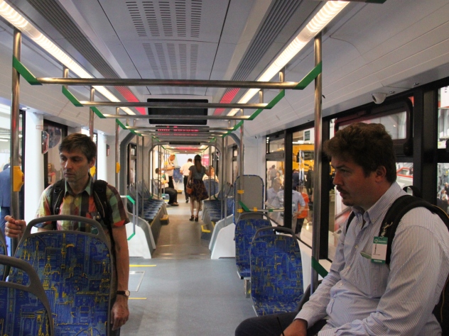 На троллейбусных маршрутах номер 7 и 11, проходящих по Невскому проспекту, прирост за неполный месяц составил около ста тысяч пассажиров.