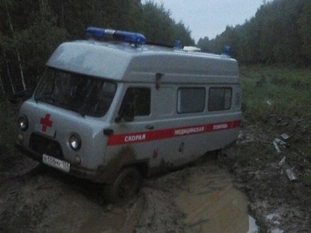 В Пермском крае завязла в грязи «скорая помощь» с пациентом
