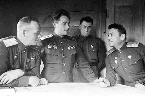 Иван Черняховский накануне битвы за Днепр. Слева направо: член военного совета генерал-майор В.М. Оленин, командующий 60-й армией генерал-лейтенант И.Д. Черняховский и начальник штаба генерал-майор Г.А. Тер-Гаспарян. 1943 год. Источник: wikimedia.org