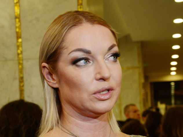 Любительница шпагатов, известная балерина Анастасия Волочкова никак не может, судя по всему, избавиться от своей «пагубной привычки». Уж сколько раз ее фанаты заявляли, что может быть пора остановиться и перестать «делать это». Но нет. Звезда словно никого не слышит.