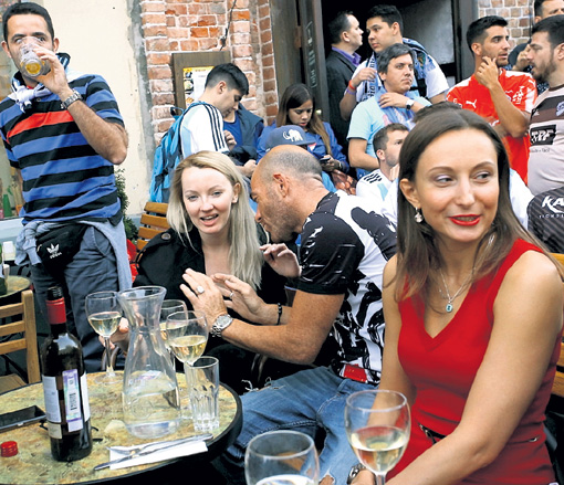 Иностранные болельщики выпивают в общественных местах