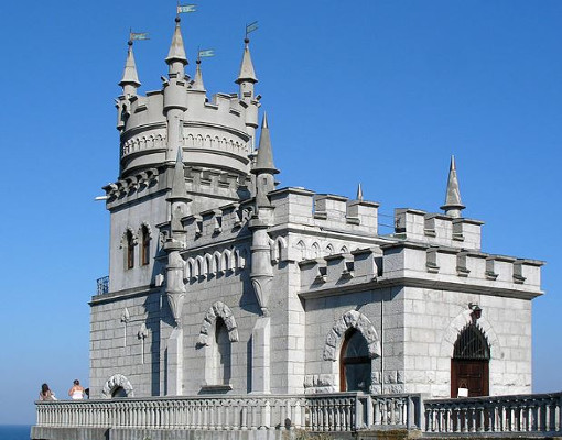 «Ласточкино гнездо» — памятник архитектуры и истории, расположенный на отвесной 40-метровой Аврориной скале мыса Ай-Тодор в посёлке Гаспра на южном берегу Крыма.