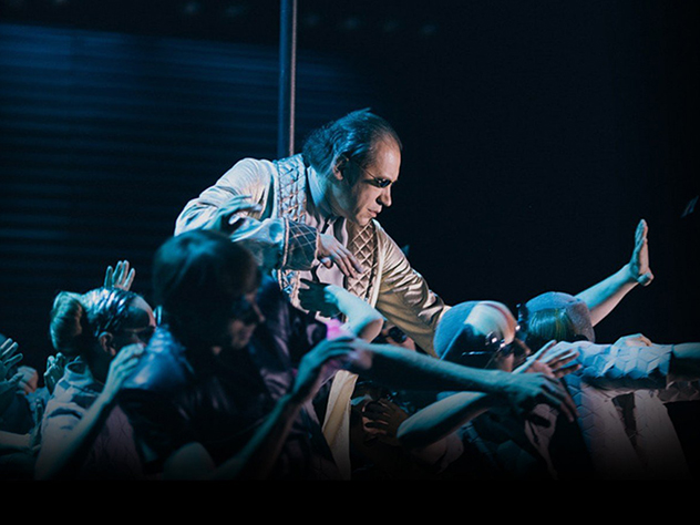 За походом школьников на спектакль по по роману писателя Олдоса Хаксли была уволена их учительница