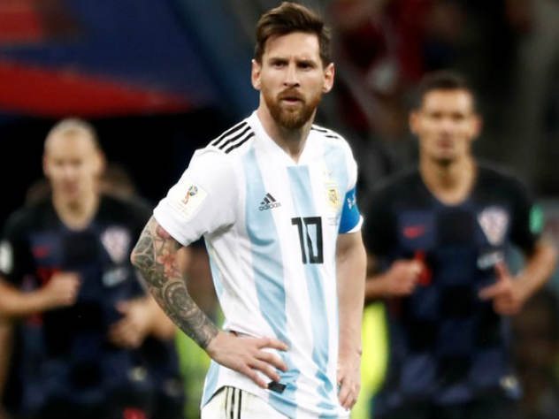 Бывший главный тренер сборной Аргентины Диего Марадона перед матчем поцеловал футболку с именем форварда