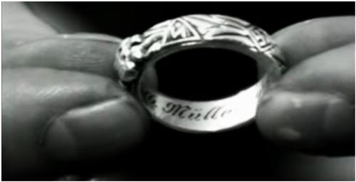 Кольцо Мюллера, подаренное Гиммлером 9 ноября 1936 года. На гравировке внутри есть эсэсовский номер Мюллера – 107043. Источник: кадр YouTube