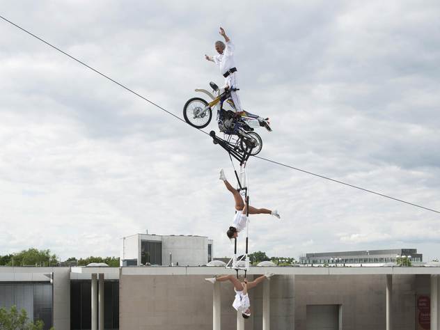 Немецкий эквилибрист Фалько Трабер не в первый раз проделывает опасные трюки на высоте.