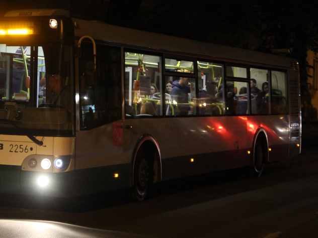 Водитель рейсового автобуса, который ехал из Уфы в Пермь, высадил ребенка ночью в поле и при этом как ни в чем не бывало поехал дальше.