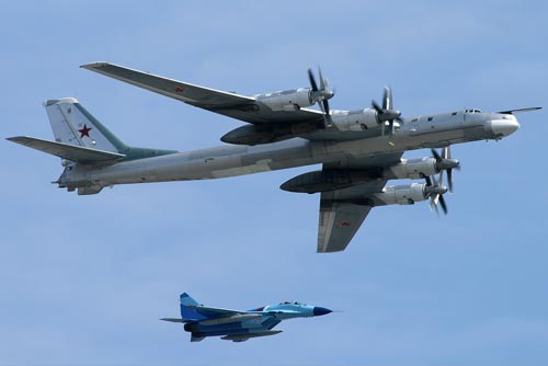 Российский Ту-95 с истребителем сопровождения. Источник: wikipedia.org