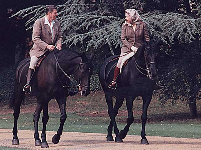 Елизавета II с Рональдом Рейганом на конной прогулке, 1982 год