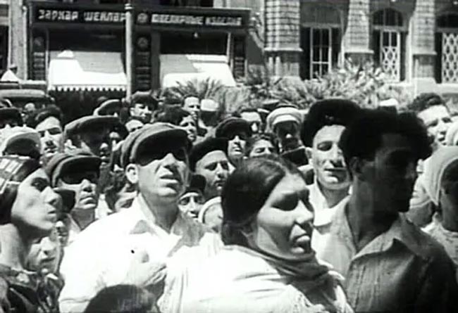 Советские-граждане-слушают-речь-Молотова-о-начале-войны-с-фашистской-Германией