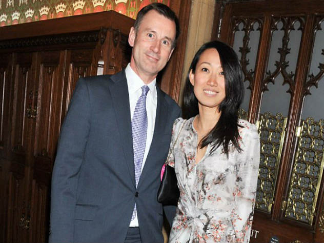 министр перепутал жену