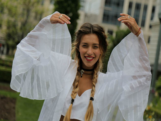 Ведущая шоу "Орел и решка" выходит замуж за певца