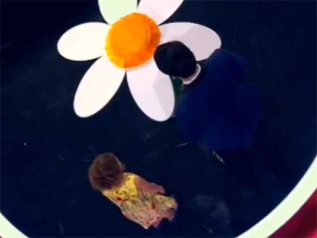 Вот на такой ромашке Максим Галкин** и девочка Лена предсказали результат российских футболистов на ЧМ-2018